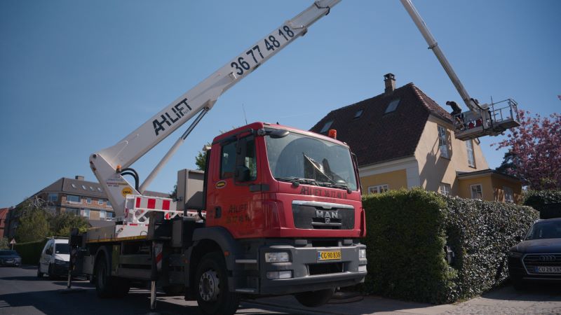 Lastbillift fra AH Lift arbejder i højden på en villa